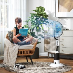 HOMCOM Sprühnebel-Ventilator, Bodenventilator mit Wassernebelsprüher, 70° Oszillation, Neigungskopf, 3 Geschwindigkeiten, 2.8L W